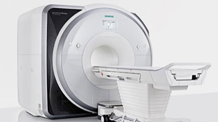 Großaufnahme eines MRT-Scanners mit Röhre und entsprechender Behandlungsliege.