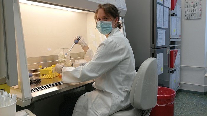 A young woman doing lab diagnostics.