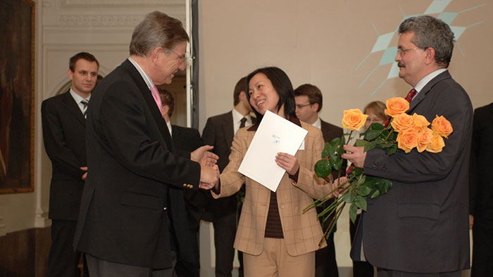 Science Minister Dr Thomas Goppel presents a young woman with a certificate.