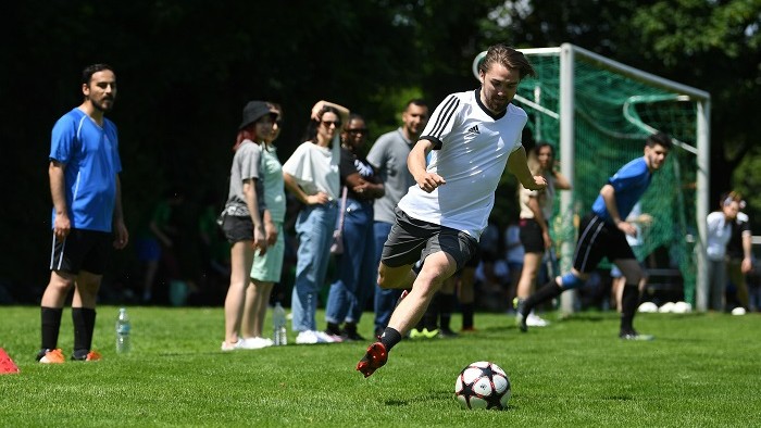 Ein Fußballspieler jagt den Ball auf dem Fußballfeld