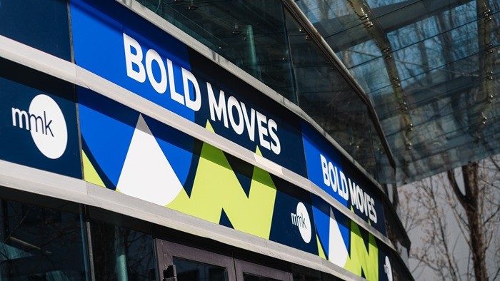Teil eines Gebäudes in der Außenansicht mit der Beschriftung "Bold Moves".