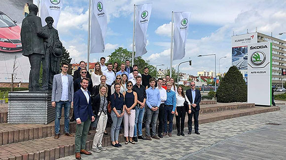 Die Studierenden des Elitestudiengangs „Honors-Wirtschaftswissenschaften“ machen ein Gruppenfoto vor einer Statue.