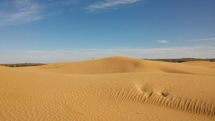 Das Bild zeigt Sanddünen einer Wüste.