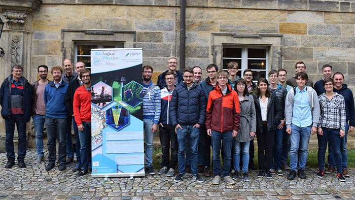 © Biological Physics Gruppenbild: Studierende und Lehrende des Elitestudienprogramms „Biological Physics“ vor einem Gebäude.
