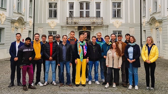 Die Studierenden des Elitestudiengangs „Advanced Synthesis and Catalysis“ machen ein Gruppenfoto vor der Tagungsstätte Schloss Hirschberg.