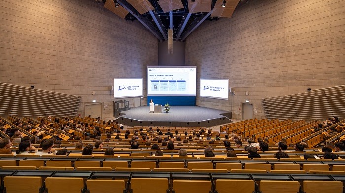 Audimax der TU München mit Blick auf die Bühne