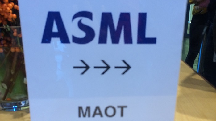 Ein Schild mit der Aufschrift ASML