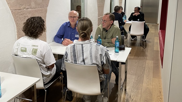 Studenten im Gespräch mit Professoren beim „“Speed-Dating im Rahmen des ASC Kick-Off 2023.