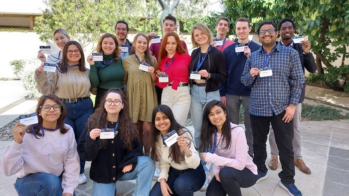 Gruppenfoto der 16 Studenten des 5. Jahrgangs des Masterstudiengangs Integrated Immunology beim European Phagocyte Workshop 2023 im Innenhof des Hotels.