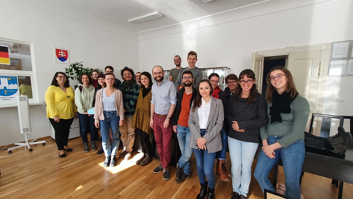 Die Studierenden des Elitestudiengangs „Osteuropastudien“ auf einem Gruppenfoto in einem Raum des Slowakischen Staatlichen Bergbauarchivs in Banská Štiavnica.