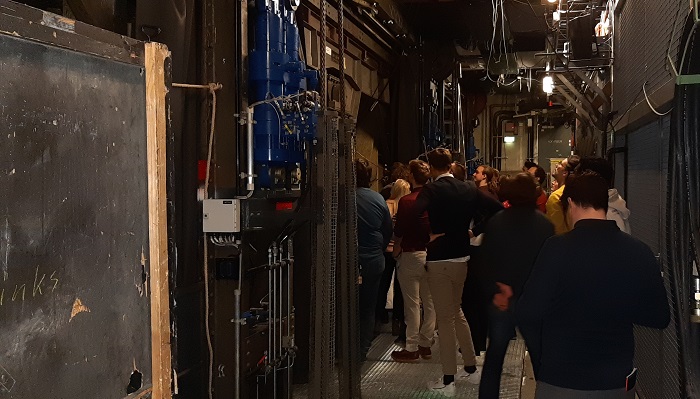 © Elitenetzwerk Bayern A group of young people in a machine room.
