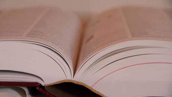 © Freie kommerzielle Nutzung Ein dickes, aufgeschlagenes Buch