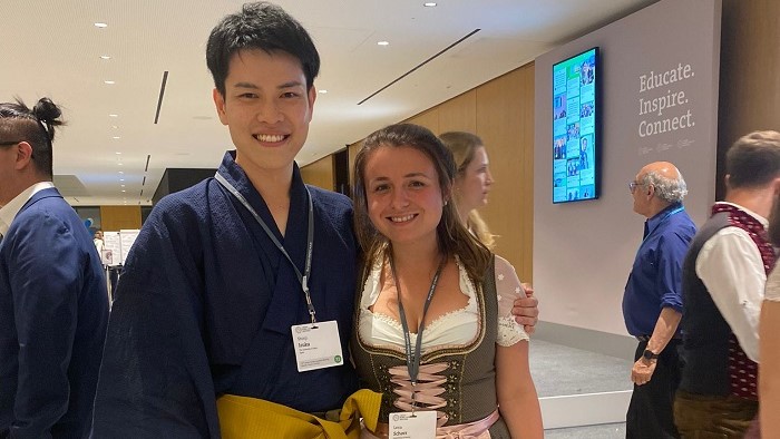 Shinji Izuka und Lena Schorr in traditional clothing at the Bavarian evening