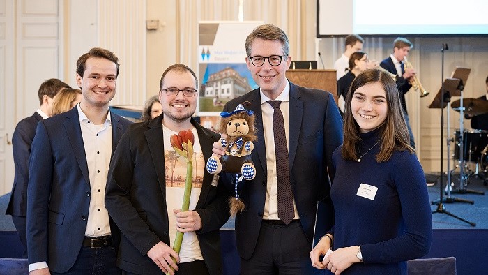 © Florian Freund Wissenschaftsminister Blume (2.v.r.) mit Teilnehmenden des Max Weber-Programms