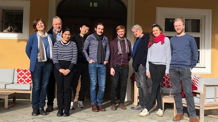 Eine Gruppe von Studierenden steht vor dem Gebäude des Tagungshauses Schloß Blumenthal