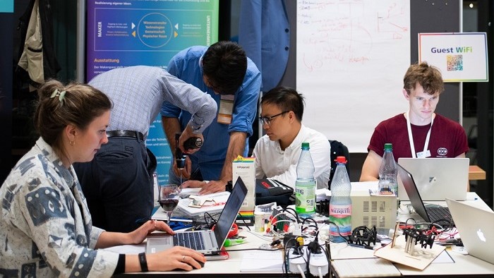 © www.photonicsdays.de Studenten während des Makeathons