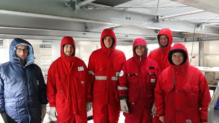 The Bayreuth excursion group takes a group photo in the AWI ice laboratory.