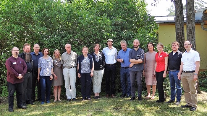 Die Teilnehmer und Teilnehmerinnen des Workshops ”Rethinking interdisciplinary approaches to decision-making“ im Garten des IKGF.