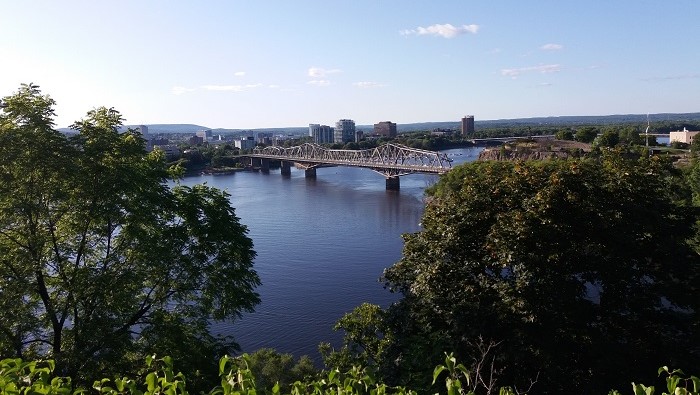 Blick auf eine Brücke in Ottawa