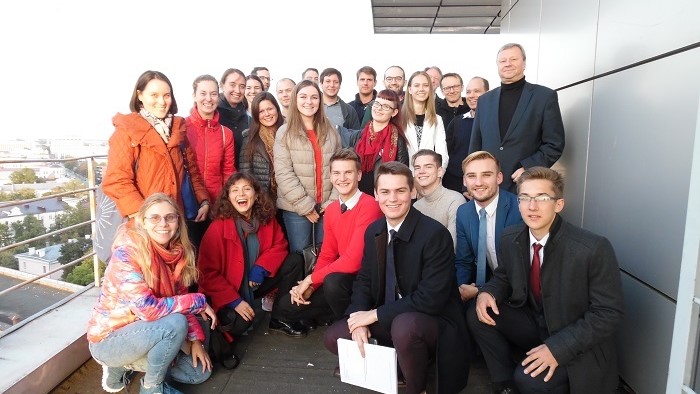 © ESG Osteuropastudien Die Teilnehmerinnen und Teilnehmer der Sommerschule in Minsk auf dem Dach der Fakultät für Internationale Beziehungen der Belarussischen Staatlichen Universität Minsk.