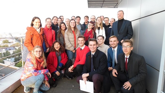 Die Teilnehmerinnen und Teilnehmer der Sommerschule in Minsk auf dem Dach der Fakultät für Internationale Beziehungen der Belarussischen Staatlichen Universität Minsk.