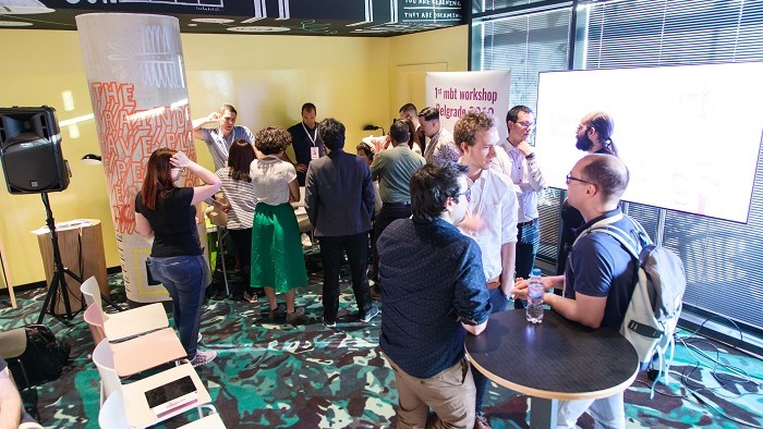 „Workshop participants are intensively discussing during a workshop break in a relaxed small-talk setting”