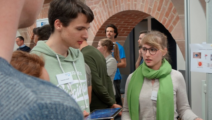 © Dr. Nicole Wolf Junge Menschen im Gespräch miteinander.