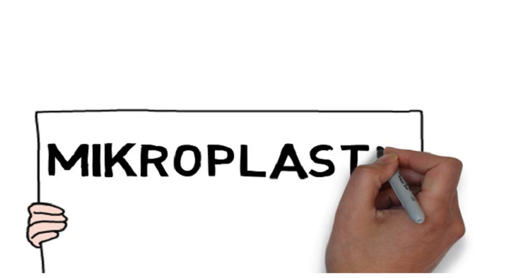 © Dr. Mona Schönfelder-Beer A hand writes the word microplastics.