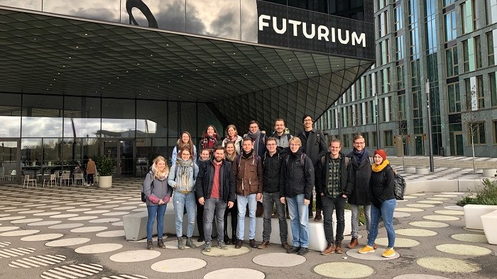  Group picture of young students in front of the Museum Futurium in Berlin.