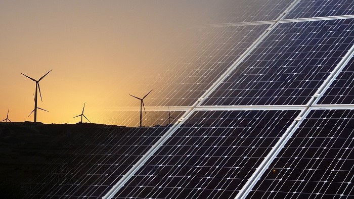 Das Bild zeigt Solar-Paneele und Windräder.