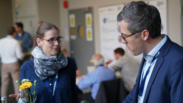 Students discusses with scientists.