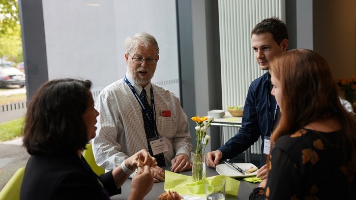 Students discusses with scientists.