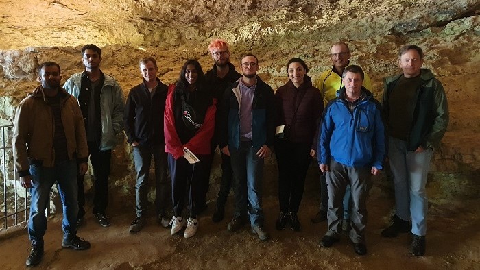 Das Bild zeigt ein Gruppenfoto der Teilnehmerinnen und Teilnehmer des 4. Modellierungsseminars 2022 bei der Besichtigung der Teufelshöhle in Pottenstein.