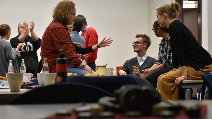© Julia Rehbein Gruppe Studierender in der Diskussion.