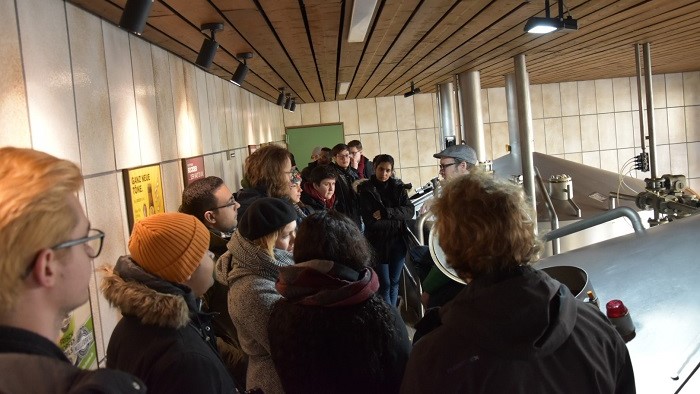 During a guided tour, young people are informed about the processes in a brewery.