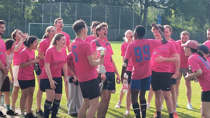 © Elitestudiengang Master of Quantitative Economics A group of young people in pink soccer shirts are celebrating their victory.