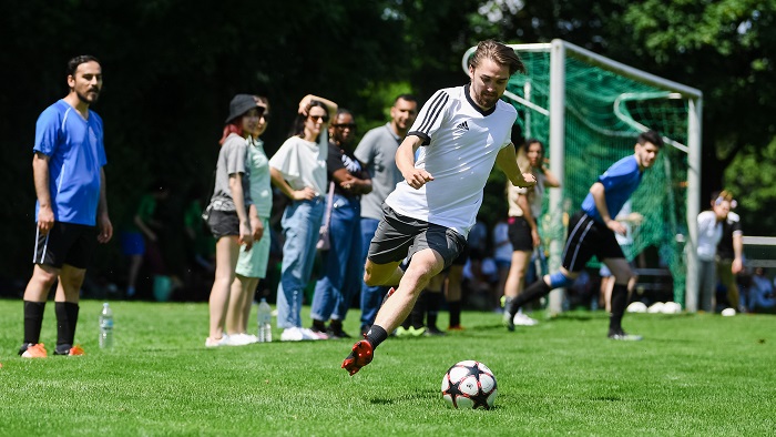 Ein Fußballspieler jagt den Ball auf dem Fußballfeld.