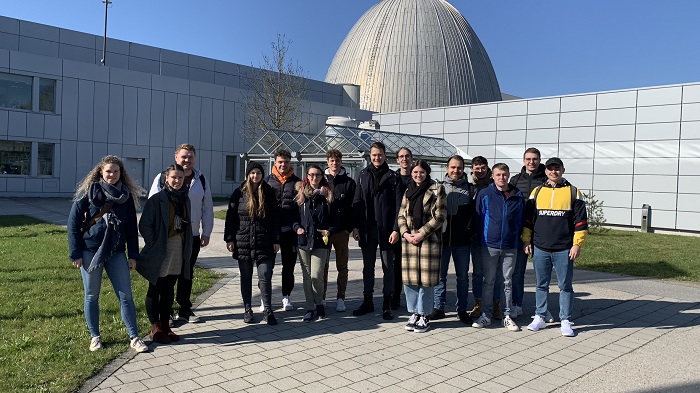 Studierende besichtigen die Forschungs-Neutronenquelle Heinz Maier-Leibnitz (FRM II) in München. Im Hintergrund zu sehen ist der alte Forschungsreaktor, das sogenannte „Atom-Ei“.