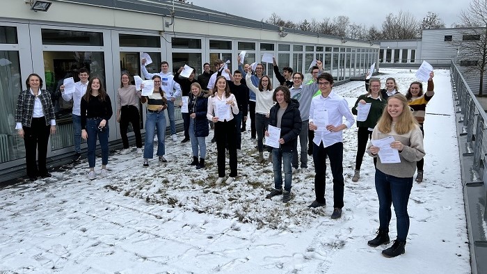 © Schulleiterin Frau Wischnevsky (Otto-von-Taube-Gymnasium Gauting) Eine Gruppe von Menschen auf einem Dach, die Urkunden in der Hand halten.