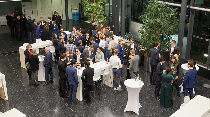 Menschen essen an Tischen in einem großen Foyer