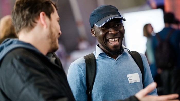 Die Teilnehmer unterhalten sich während der Networking-Veranstaltung ungezwungen miteinander.