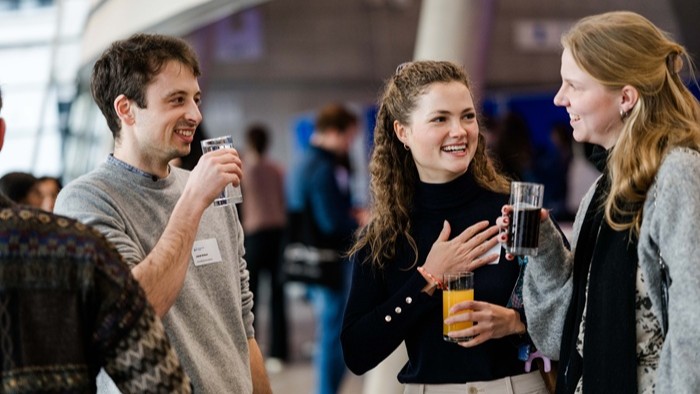 Die Teilnehmer unterhalten sich während der Networking-Veranstaltung ungezwungen miteinander.