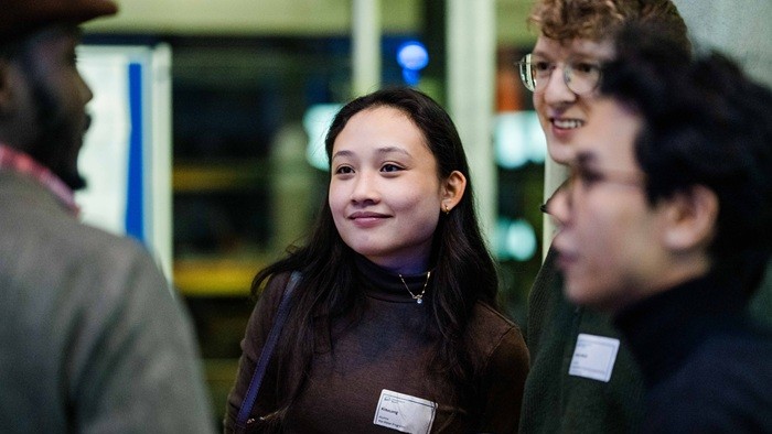 Die Teilnehmer unterhalten sich während der Networking-Veranstaltung ungezwungen miteinander.