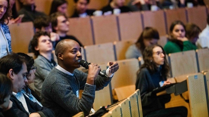 Eine Person aus dem Publikum stellt eine Frage.