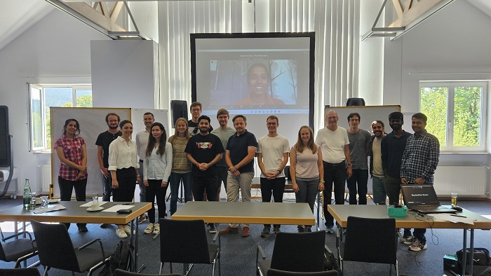 [Translate to English:] Das Bild zeigt die Gruppe der Studierenden mit ihren Betreuerinnen und Betreuern im Seminarraum. 