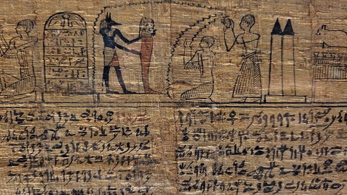 Ein Papyrus mit ägyptischer Schrift und Zeichnungen. 