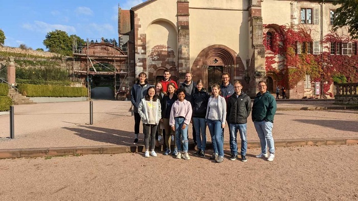 [Translate to English:] Eine Gruppe von Menschen vor einem historischen Gbäude.