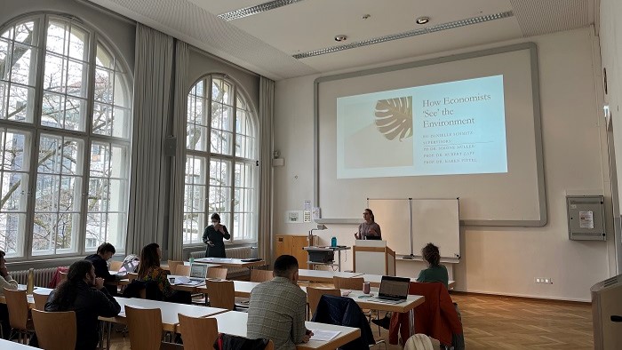 © Talitta Reitz (LMU bzw. RCC München, IDK-Programmassistentin) Menschen sitzen in einem Seminarraum und verfolgen eine Präsentation.