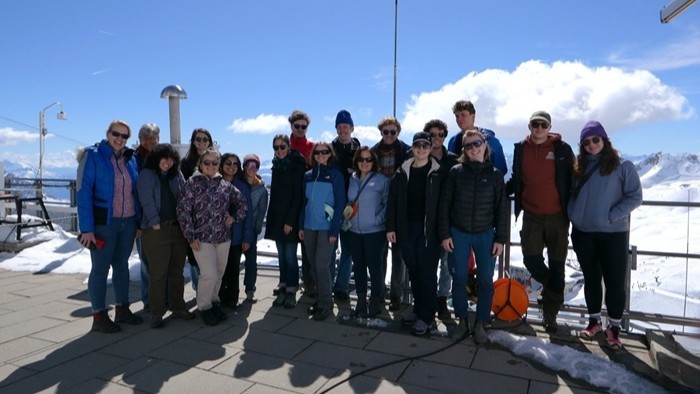 A group photo of all participants in the (Inter)Disciplinarity workshop at the Schneefernerhaus.