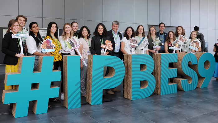 Vertreterinnen und Vertreter der Universität Bayreuth posieren für ein Foto vor den Großbuchstaben der IPBES 2022